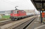 Die Re 4/4  11348 hat am 09.04.10 in Lupfig  allerachsen  voll zu tun.