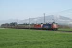 Re 420 346-9 und Re 4/4 II 11277 nhern sich am 19.4.10 mit einem Gterzug Deitingen.