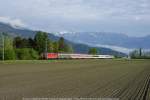 Re 4/4  11164 rauscht mit dem EN 464  Zrichsee  durch die Feld und Wiesen Gegend oberhalb von Sevelen dem Ziel Zrich HB entgegen.
01.05.10