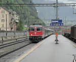 Am verregneten 07.05.10 durchfhrt die Re 4/4  11128 den Bahnhof Erstfeld. Der Zug hatte - nicht zum berfhrungszweck - einen Zusatzwagen nach der Lok eingereiht.