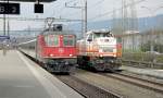 Die Re 4/4  11222 begegnet am 15.04.10 mit einem Zusatz-IR Zrich - Luzern in Rotkreuz whrend einer Parallelfahrt der Am 843 153-8  Cinderella .