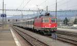 Die Re 4/4  11216 durchfhrt am 15.04.2010 Rotkreuz mit einem IR nach Basel.