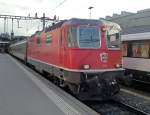 Re 4/4  11127 steht am Morgen des 28.05.10 in Luzern vor einem IR nach Basel. Ohne die 4 Verstrkungswagen wre die Lok weniger fotogen, wegen der Dunkelheit im Bahnhof.