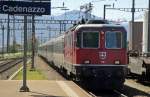 Mit einem IR aus Locarno trifft die Re 4/4  11130 am 31.05.10 in Cadenazzo ein.