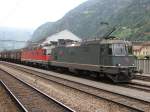 Re 4/4 11309 mit Re 6/6  Travers  als Re 10/10 im Bahnhof Erstfeld.