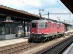 SBB - Re 4/4 11261 zusammen mit der Re 4/4 11252 als Lokzug bei der Durchfahrt im Bahnhof Biel am 18.05.2010