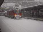 Zug 64744 Domat Ems - Rangierbahnhof Limmattal bei der Einfahrt in Chur im Winter 2008.