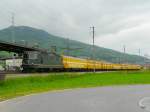 SBB - Grne Re 4/4 vor Gterzug bei der Durchfahrt im Bahnhof Oensingen am 21.05.2010