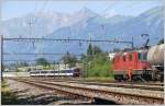 Re4/4 II 11257 holt einen Zementzug in Untervaz-Trimmis ab und R7859 ist auf dem Weg nach Chur.