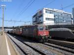 Re 420 346-9 + 11238 am 8.7.2010 in Zrich-Altstetten mit einem kurzen ''Gemischtwarenladen'' zum RBL.