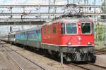 11 138 am 27.07.10 in Muttenz mit IR Basel - Luzern - Locarno   Die Lok fhrt natrlich nur bis Luzern, hinter der Lok noch vor dem Pckliwagen zwei EW II Wagen als Verstrkung  