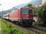 Re 4/4 11138 mit IR 2192 bei Ausfahrt Locarno, 10.08.2010.