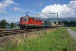 Mehr ein Notschuss als ein geplantes Foto war dieses hier: Re 4/4 II 11288 und die grne Re 6/6 11646 nhern sich am 4.8.10 auf dem rechten Gleis fahrend Schwyz.