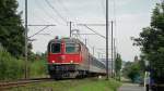 Am 20.08.10 ist die Re 4/4  11148 mit einem RE nach Olten bei Oftringen.