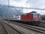 Re 4/4 11132 mit dem defekten ETR 470 109 am 17.9.05 in Arth-Goldau