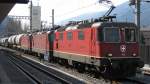 3 Re 4/4 (zuvorderst 11260) mit Gterzug in Visp, 07.04.2009.