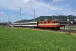 Re 4/4 II 11108 mit IC 775 bei Sissach, am 7.8.10.