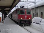 Re 4/4 11191 mit IR 2267 im tief verschneiten Bahnhof Airolo, 07.02.2010.