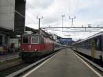 Re 4/4 II 11292 mit IR 2271 bei Durchfahrt in Horgen Oberdorf, 04.08.2010.