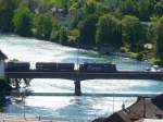 SBB - Eine Re 4/4 420 mit Zisternenwagen beim berqueren der Aarebrcke in Solothurn am 08.09.2010