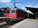 Re 4/4 II 11302 mit Dispo Zrich als Ersatzkomposition fr IR 2579 im Bahnhof Schaffhausen, 11.09.2010.