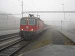 Re 4/4 II 11201 mit Regio Express 2778 bei Einfahrt in La Chaux-de-Fonds.