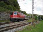 Re 4/4 II 11159 mit Regio Express 2767 bei Einfahrt in Chambrelien.