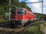 Re 4/4 II 11132 mit Regio Express 2762 bei Ausfahrt in Chambrelien.