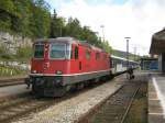 Re 4/4 II 11132 mit RE 2762 im Bahnhof Chambrelien.