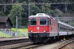 Interregio mit der Re 4/4 II 11122 passiert den Bahnhof Amsteg-Silenen Richtung Flelen.