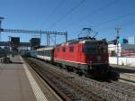 Re 4/4 II 11127 mit Fusball Extrazug Bern-Luzern bei Durchfahrt im Bahnhof Bern Wankdorf, 03.10.2010.