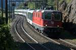 SBB 4/4 II 11247 (Re 420 247) zieht einen  IR bei Wassen (obere Trasse) in Richtung Erstfeld, 18.08.09.