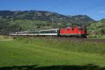 Re 4/4 II 11218 zieht am 4.10.10 einen Gotthard-IR von Steinen Richtung Schwyz.