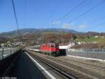 Re 4/4'' 11224 am 5.11.2010 mit dem IR 2173 nach locarno bei der Druchfahrt in Steinen.