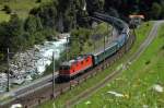 Eine unbekannte SBB 4/4 II (Re 420/421) mit einem IR verlässt den Wattinger Tunnel in Richtung Erstfeld (06.08.09).