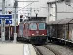 SBB - Re 4/4 11246 + Re 6/6 vor Gterzug bei der durchfahrt in Schnbhl am 22.10.2010