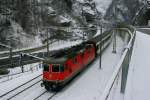 Zwischen Autobahn und Kantonsstrasse zieht die Re 4/4 II 11193 am 28.11.2010 den IR 2174 (Locarno - Basel SBB) bergwrts.