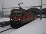 Doppeltraktion Re 4/4, 11253 und 11354, mit Gterzug bei Durchfahrt in Olten, 27.11.2010.