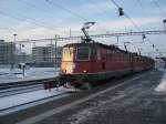 4 x Re 4/4, zuvorderst 11317, bei Durchfahrt in Solothurn, 02.12.2010.