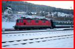  Re 4/4 II  11220  mit einem IR nach Zrich im Bahnhof Stein-Saeckingen am 2.12.2010.