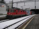 Re 4/4 II 11211 mit Re 460 036 (My Switzerland) als IC 780 bei Ausfahrt in Zrich HB, 03.12.2010.