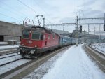 Ersatzkomposition als IR 2068 mit Re 4/4 II 11133 bei Einfahrt in Brugg, 02.12.2010.