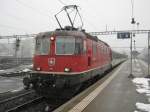 Re 4/4 II 11155 (anstelle RBDe 560) mit Regio 6540 in Solothurn, 24.12.2010.