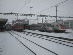 Fahrzeugparade im Bahnhof Arth-Goldau: IR VAE 2414 mit Re 446 017 (links), IR 2169 mit Re 4/4 II 11139, EC 17 mit ETR 470 007 (FS), ICN 10017 mit RABDe 500 140, 24.12.2010.