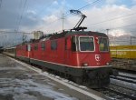 Doppeltraktion Re 4/4 II, 11172 und 11196, mit IR 1773 in Landquart, 26.12.2010.