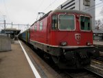 Re 4/4 II 11122 mit Ersatzkomposition als IR 2079 in Zrich Altstetten, 01.01.2010.