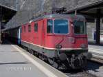 Re 4/4 II 11253 der SBB mit einem BLS Sahlenweidli Pendel im Bahnhof Brig, 07.04.2008.