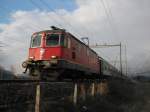 Re 4/4 II 11220 mit RE 3821 bei Einfahrt in Landquart, 22.01.2011.