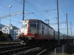 Swiss Express Re 4/4 II 11109 mit IR VAE 2413 bei Ausfahrt in Pfffikon, 06.02.2011.