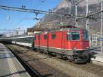 Re 4/4 II 11135 mit Entlastungszug (IC 10569) in Sargans, 05.02.2011.